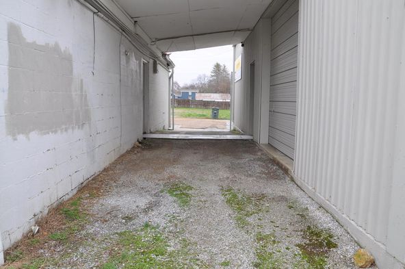 Office-Retail and Warehouse on Hixson PIke: 5424 Hixson Pike, Hixson, TN 37343